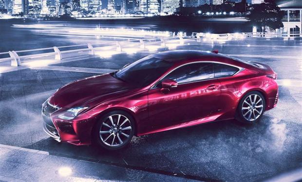 لكزس RC الكوبيه تشرق في طوكيو 