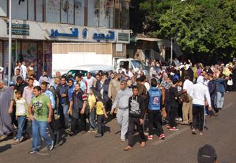 بالفيديو والصور..العشرات من أنصار مرسي ينطلقون في مسيرة من مسجد الاستقامة