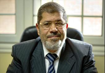 مصادر: مرسي يرفض ارتداء زي الحبس الاحتياطي ويرتدي جاكيت وبنطلون