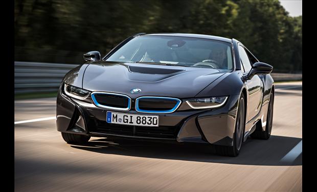 سيارة BMW i8 تلفت نظر سمو الشيخ مكتوم بن محمد بن راشد آل مكتوم