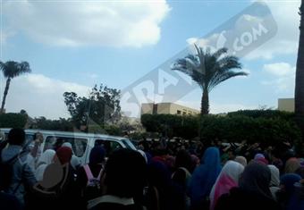 طلاب بجامعة عين شمس يقطعون شارع الخليفة المأمون للإفراج عن زملائهم