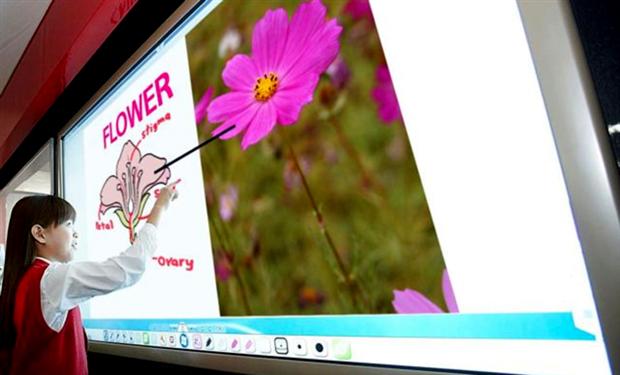 LG تغير مفهوم الألواح الدراسية بشاشة تفاعلية عملاقة