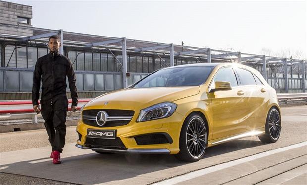 usher يقدم استعراض قوى على متن مرسيدس A45 AMG