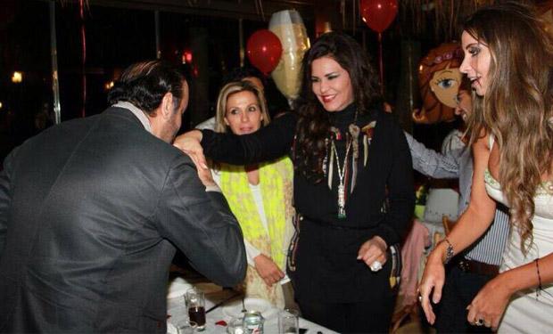 مبارك الهاجري يحتفل بعيد زواجه العاشر من أحلام مقبلاً يدها 