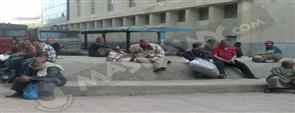 مئات المزارعين يقطعون السكة الحديد احتجاجا على نقص مياه الرى بقنا 