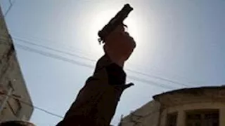 صراع الجيران ينتهي بدم.. مسجل خطر يطلق النار على أسرة بالأقصر ويقتل الابن