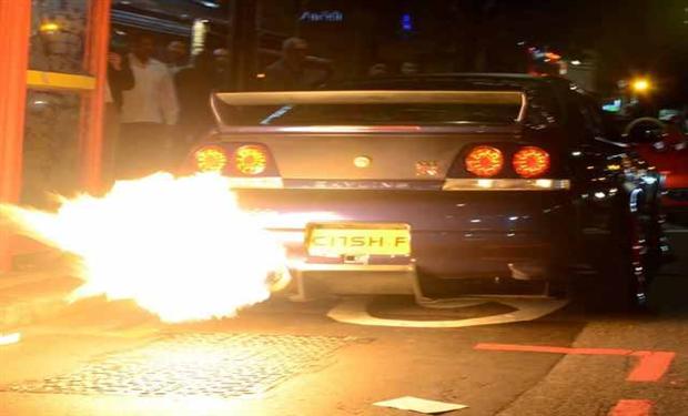 نيسان سكاى لاين GTR R33 تنير الطرقات ليلا