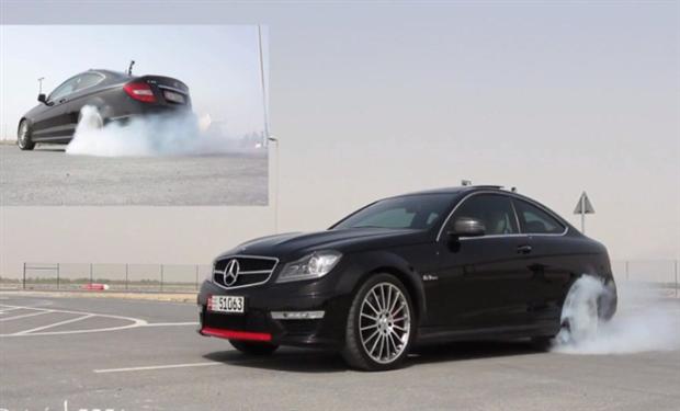 استعراض اماراتى رائع على متن مرسيدس C63 AMG