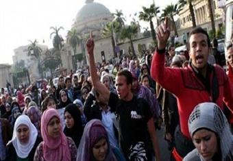 طلاب أنصار مرسي يفترشون الأرض ويقطعون الطريق أمام جامعة القاهرة
