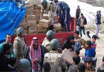 القوات المسلحة تلتقي شيوخ القبائل برفح وتوزع مواد غذائية على الأهالي ''صور)
