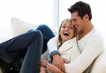 دراسة: التلامس الجسدي يحافظ على توهّج العلاقة الزوجية 