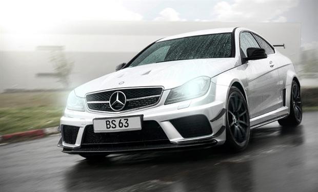 50Cent يقدم حلقات دريفت رائعة على متن مرسيدس C63 AMG