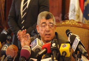 وزير الداخلية يمنح ''كرسي متحرك'' لمواطن ذهب إلى لجنة الانتخاب زحفًا