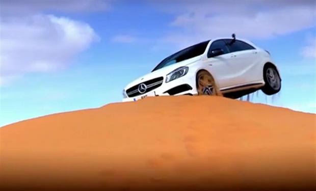 استعراض خارق لمرسيدس A45 AMG على الكثبان الرملية