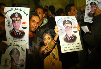 بالفيديو.. العشرات أمام المتحف الاسلامي: ''هوبا هوبا هوبا.. السيسي تحت القبة''