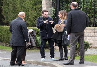 ماتا مع صديقته يبحثان عن بيت للبيع في مانشستر