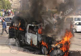 طلاب أنصار الإخوان بالأزهر يشعلون النيران في سيارة شرطة.. والأمن يرد بالغاز