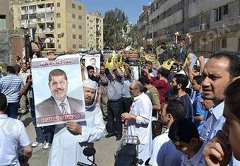 الأمن يطلق الغاز لتفريق أنصار مرسي قطعوا الطريق أمام مسجد السلام بمدينة نصر