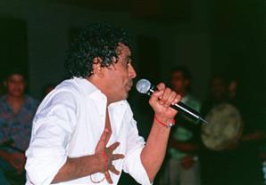 في ذكري ميلاده الـ60.. منير ''لسه الأغاني ممكنة''.. صور