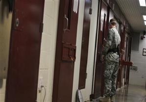 صحيفة أمريكية: البيت الأبيض يدرس خيارات تسمح لأوباما بغلق ''جوانتانامو''