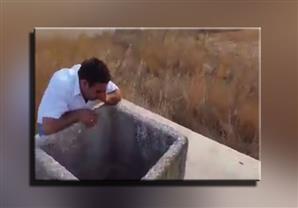 بالفيديو.. شخص يستعين ببئر مياه لقراءة القرآن 