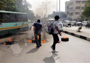 بالصور.. طلاب الإخوان يقطعون الطريق امام كلية الزراعة بجامعة القاهرة