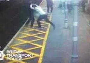 شاب يدفع رجل كفيف عند القطار