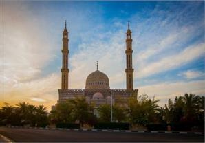 بالفيديو والصور.. مسجد المصطفى بشرم الشيخ قبلة السائحين لمعرفة الإسلام