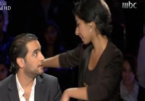 فتاة تحرج الفنان هاني سلامة بقبلة مفاجئة في برنامج الحكم 