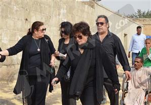 بالصور.. سماح أنور وشيرين تُصران علي نزول القبر ودفن معالي زايد