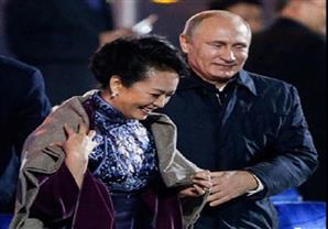 شاهد..لباقة ''بوتن'' مع قرينة الزعيم الصيني شي جين بينغ في قمة "أبيك'' 