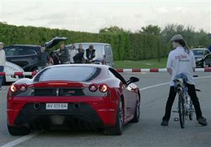 بالفيديو .. دراجة نفاثة تحرج فيراري إف 430 سكودريا