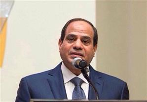 السيسي يصافح الوفد الإعلامي المصري لدى مغادرته مقر إقامته بباريس