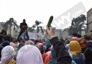 بالصور - طلاب جامعة القاهرة يتظاهرون بـ''الكوسة''.. وقوات الأمن تستعد للدخول 