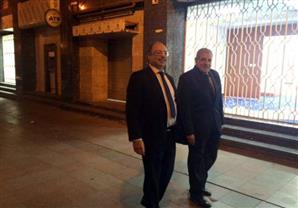 رداً على غلق السفارات.. وزير المالية ومحلب يتجولان بالأحياء القريبة من السفارات الغربية