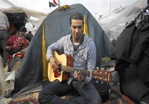 لوس أنجلوس تايمز: مغنى الثورة المصرية يبحث عن جمهور