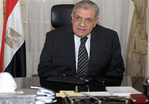 عامل بشركة ''فريش'' يهدي محلب ''حلاوة المولد'' ويحمله رسالة للسيسي