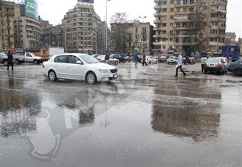 بالصور.. الأمطار الغزيرة تحول شوارع وسط البلد لـ''برك مياه''