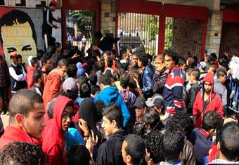 بالفيديو والصور.. "معاناة" جماهير الأهلي من أجل تذكرة السوبر الافريقي