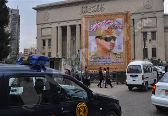 بالفيديو - ''حبناك..بايعناك'' صورة ضخمة لـ''السيسي'' أمام دار القضاء