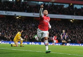 تشامبرلين يقود أرسنال لاستعادة صدارة البريمير ليج مؤقتا بفوز علي كريستال بالاس