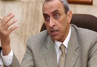 إصابة وزير الزراعة بتمزق بأربطة القدم خلال حملة لإزالة التعديات بالقليوبية