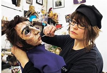 فتاة تعرضت للانتهاك الجنسي تعمل مصممة عرائس تهدف إلى مساعدة العالم 