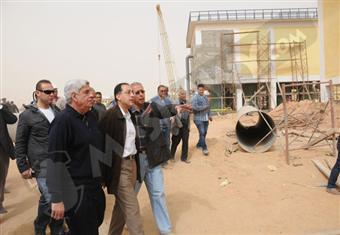 بالصور.. وزير الإسكان: لن نسمح بالاهتمام بالمناطق الفاخرة فقط