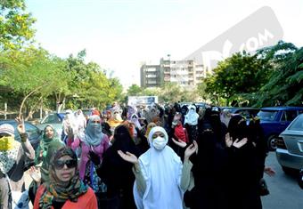 طالبات الإخوان الأزهر يقطعن طريق يوسف عباس.. والشرطة تفرقهن بالغاز