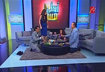 بالفيديو..سعد الصغير يخلع حذاءه ويأكل الفسيخ مع دينا وفيفي عبده على الهواء