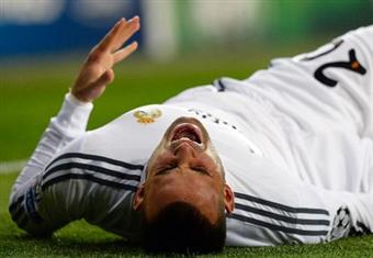 خيسي يعاني من التهاب في ركبته