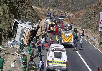 مقتل 8 أشخاص وإصابة 4 إثر اصطدام حافلة صغيرة بشاحنتين في بريطانيا