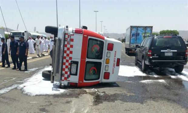 نجران .. سيارة إسعاف تحتاج لمن يسعفها بعد انقلابها 