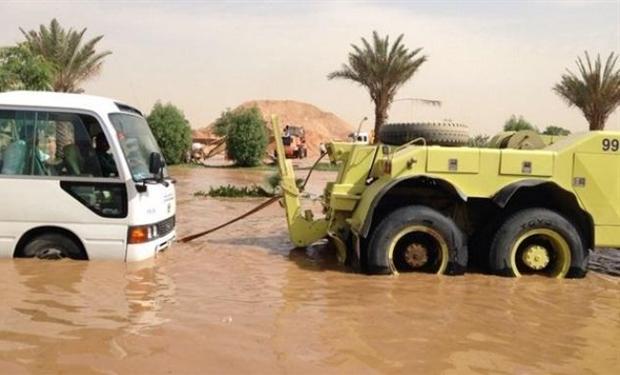 بالفيديو : احتجاز سيارات في الرياض بعد انفجار أنبوب مياه رئيسي على الطريق 